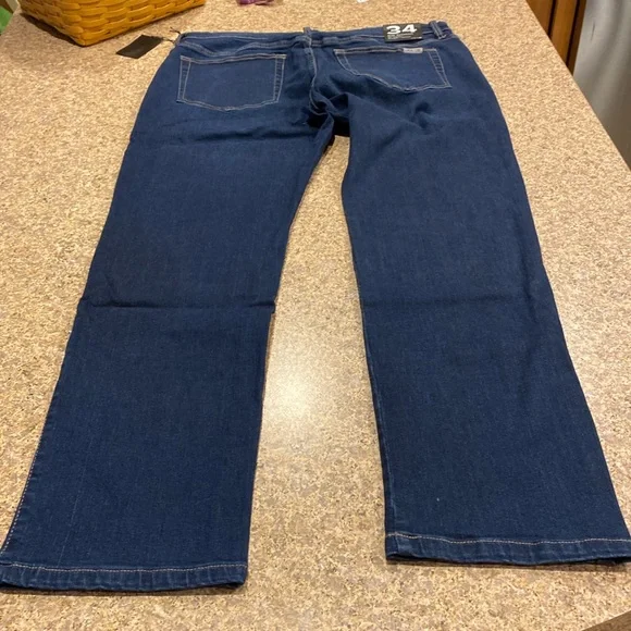 NWT Joe’s Jeans The Brixton Straight + Narrow Size 34